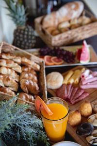 un buffet de diferentes tipos de comida y bebida en Glaciares De La Patagonia en El Calafate