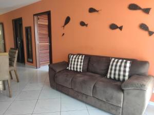 un sofá de cuero marrón en la sala de estar en Apto Vista Mar - Brisas do Amor 110, en Pipa