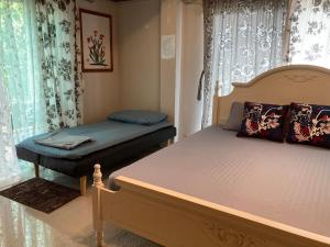 Postel nebo postele na pokoji v ubytování lemoon house khaoyai