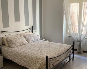 sypialnia z łóżkiem i oknem w obiekcie Casa Mirella w mieście Lovere