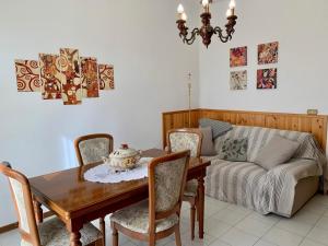 a living room with a table and a couch at CasaTosca in Chianciano Terme