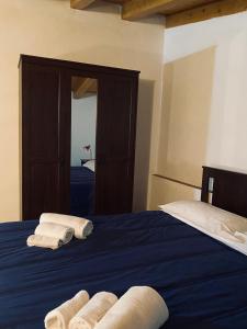 una camera con due asciugamani su un letto blu di Appartamento Don Tano a Catania