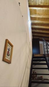 eine Treppe mit einem Bild an der Wand und einer Treppe in der Unterkunft Appartamento Don Tano in Catania
