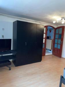 Vila Pityu في Subcetate: غرفة معيشة مع خزانة سوداء وبيانو