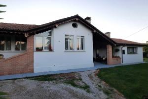 une maison blanche avec une brique dans l'établissement Casa Masciò, 