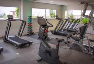 a gym with several treadmills and elliptical machines at FLAT 22º andar totalmente mobiliado lazer completo in Guarulhos