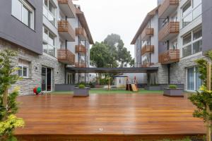 un patio vacío de un edificio con parque infantil en Rosa Edifício Giardino Cattedral, en Canela