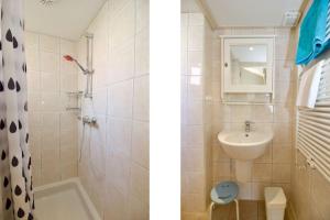 een badkamer met wastafel, douche en toilet bij Strand & Meer Domburg in Domburg +2 foto's