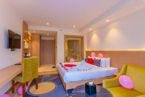 Cette chambre dispose d'un lit orné de décorations roses. dans l'établissement Siddhartha Sunny Resort, Surkhet, 