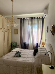 ein Schlafzimmer mit einem großen Bett vor einem Fenster in der Unterkunft CasaTosca in Chianciano Terme