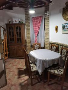 comedor con mesa, sillas y armario en Kuća za odmor na Tisi - Vila Vetrenjača, en Čurug