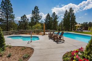 um pátio com cadeiras e uma piscina em Tamarron HighPoint 648 em Durango
