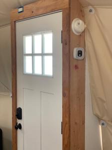 Una puerta en una habitación con ventana en Blue Mountain Domes - The WOW Experience, en Monticello