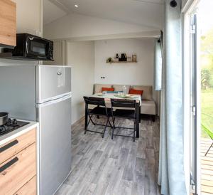 Kuchyň nebo kuchyňský kout v ubytování Camping Le Val de Trie