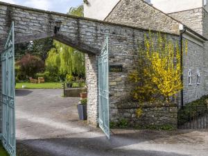 una entrada a un edificio de piedra con una puerta abierta en Worth House Bed and Breakfast, en Wells