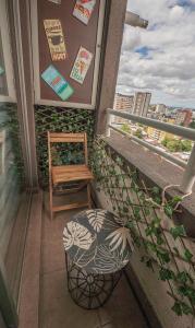 een balkon met een bank en een stoel op een gebouw bij Departamento Temuco Centro in Temuco +6 foto's