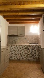 una cucina con soffitti in legno e piano di lavoro di Appartamento Don Tano a Catania