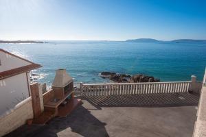 widok na ocean z domu w obiekcie CASA LELA w mieście O Pindo