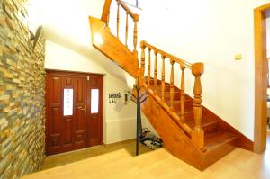 korytarz z drewnianymi schodami obok drzwi w obiekcie Rodinný dom "Ako doma" w Sławkowie Wielkim