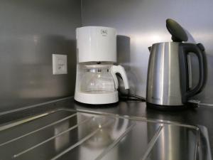 una macchinetta del caffè e una caffettiera sul bancone di Apartment Chalet Chiebrendli by Interhome a Grindelwald