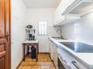 Una cocina con encimeras blancas y un fregadero. en Holiday Home Bonporteau-3 by Interhome, en Cavalaire-sur-Mer 18 fotos más