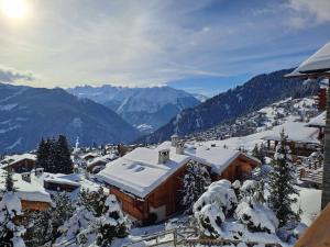 uma aldeia coberta de neve com montanhas ao fundo em Apartment Porthos 37 by Interhome em Verbier mais 12 fotografias