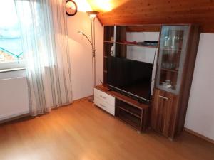 ein Wohnzimmer mit einem Flachbildfernseher in einem Entertainment-Center in der Unterkunft Apartment Hannemann-2 by Interhome in Schillig + 10 Fotos