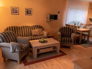 ein Wohnzimmer mit 2 Sofas und einem Couchtisch in der Unterkunft Apartment Am Nordkap-1 by Interhome in Norddeich