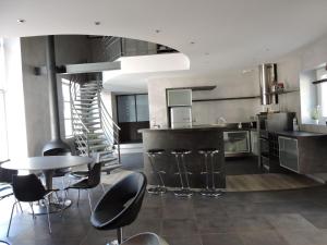 una cocina con mesa y sillas y una escalera en Holiday Home LA FORGE by Interhome, en Saint-Pandelon