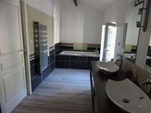 een badkamer met een wastafel en een bad bij Holiday Home LA FORGE by Interhome in Saint-Pandelon