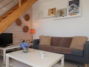 Μια τηλεόραση ή/και κέντρο ψυχαγωγίας στο Holiday Home Rendez-vous à la plage by Interhome