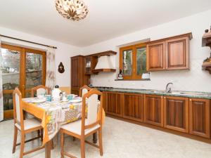 una cucina con tavolo, sedie e lavandino di Holiday Home Antolusa by Interhome a Massa Lubrense