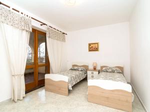 - 2 lits dans une chambre avec fenêtre dans l'établissement Holiday Home Antolusa by Interhome, à Massa Lubrense