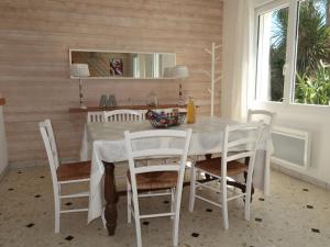 PlozévetにあるHoliday Home Partie de pêche - PZV102 by Interhomeの白いダイニングテーブル(椅子、鏡付)