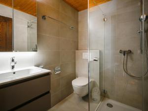 Vannituba majutusasutuses Apartment Jorasse C 20 by Interhome