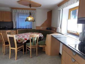ÖblarnにあるHoliday Home Landhaus Prieger - OBL100 by Interhomeのキッチン、ダイニングルーム(テーブル、椅子付)