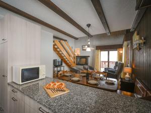 Köök või kööginurk majutusasutuses Apartment Jorasse C 20 by Interhome