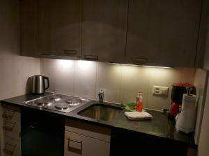 Apartment Chalet Schwendihus-10 by Interhomeにあるキッチンまたは簡易キッチン