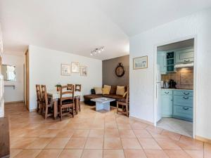 uma cozinha e uma sala de estar com mesa e cadeiras em Apartment Porto di Mar-6 by Interhome em Cavalaire-sur-Mer