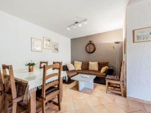 uma sala de estar com uma mesa e um sofá em Apartment Porto di Mar-6 by Interhome em Cavalaire-sur-Mer