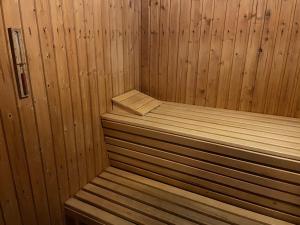 ブルハーフェにあるApartment Windrose by Interhomeの木製サウナ(木製ベッド付)