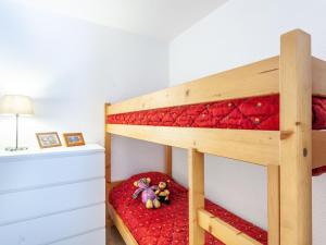 Poschodová posteľ alebo postele v izbe v ubytovaní Studio Vostok Zodiaque-71 by Interhome