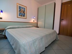 ポルト・ダスコリにあるApartment Mediterraneo by Interhomeのベッドルーム1室(大型ベッド1台付)