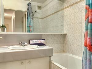 W łazience znajduje się umywalka i wanna. w obiekcie Apartment Le Cesarée-1 by Interhome w Fréjus