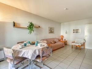 salon ze stołem i kanapą w obiekcie Apartment Le Cesarée-1 by Interhome w Fréjus