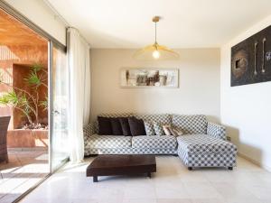 sala de estar con sofá y mesa en Apartment Duplex Bencomo by Interhome, en Palm-mar