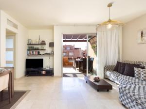 un salon avec un canapé et une table dans l'établissement Apartment Duplex Bencomo by Interhome, à Palm-mar