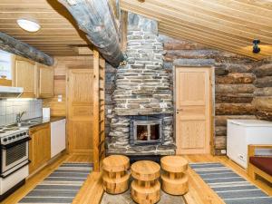 Cabaña de madera con cocina con chimenea de piedra. en Holiday Home Kuontijärvi b by Interhome, en Ruka