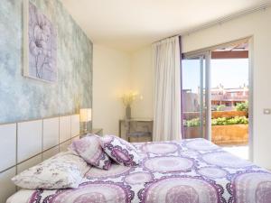 - une chambre avec un lit et des oreillers violets dans l'établissement Apartment Duplex Bencomo by Interhome, à Palm-mar