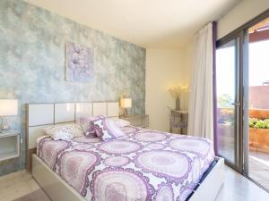 une chambre avec un grand lit et une fenêtre dans l'établissement Apartment Duplex Bencomo by Interhome, à Palm-mar 40 autres photos